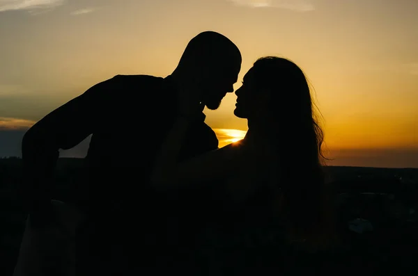 日落时一对夫妇的轮廓 — 图库照片