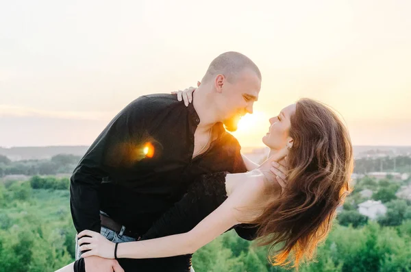 Mann Und Frau Schwarzen Kleidern Umarmen Sich Bei Sonnenuntergang — Stockfoto