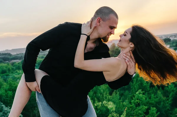 Mann Und Frau Schwarzen Kleidern Umarmen Sich Bei Sonnenuntergang — Stockfoto