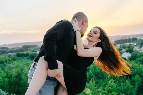 Mann Und Frau Schwarzen Kleidern Umarmen Sich Bei Sonnenuntergang — Stockfoto