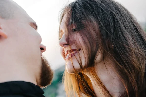 Yüzünde Saçları Olan Güzel Bir Kız Erkek Arkadaşına Bakıyor Gülümsüyor — Stok fotoğraf
