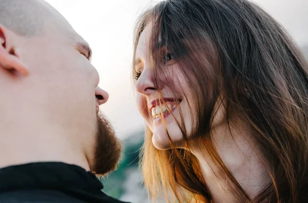Yüzünde Saçları Olan Güzel Bir Kız Erkek Arkadaşına Bakıyor Gülümsüyor — Stok fotoğraf