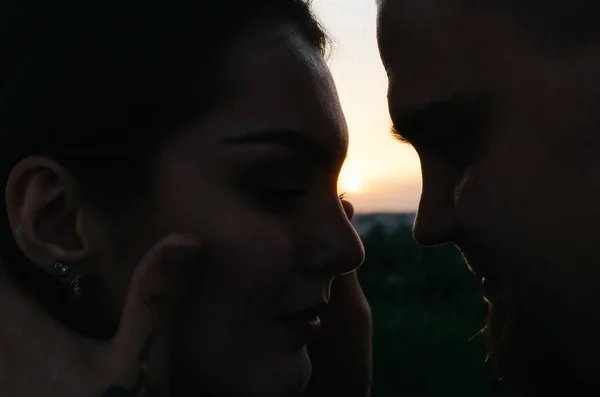 Silhouette Man Woman Touching Each Other Foreheads Sunset — Stock Photo, Image