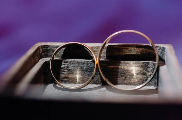 Dva Snubní Prsteny Leží Dřevěné Krabici — Stock fotografie