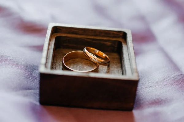 Dva Snubní Prsteny Leží Dřevěné Krabici — Stock fotografie
