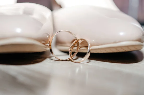 Vedle Snubních Bot Nevěsty Leží Dva Snubní Prsteny — Stock fotografie