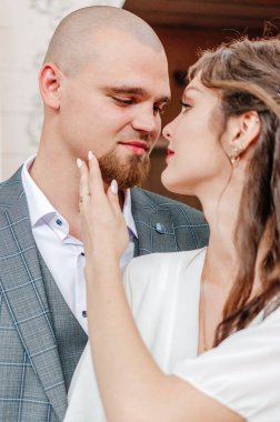 Gelin ve damat nazikçe kucaklaşır.