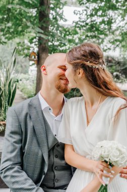 Gelin ve damat şefkatli.