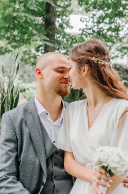 Gelin ve damat şefkatli.