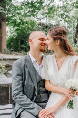 Gelin ve damat şefkatli.