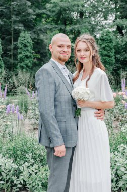 Neşeli gelinler gülümser ve sarılırlar