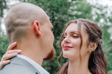 Gelinler gülümser ve birbirlerine aşıkken bakarlar.