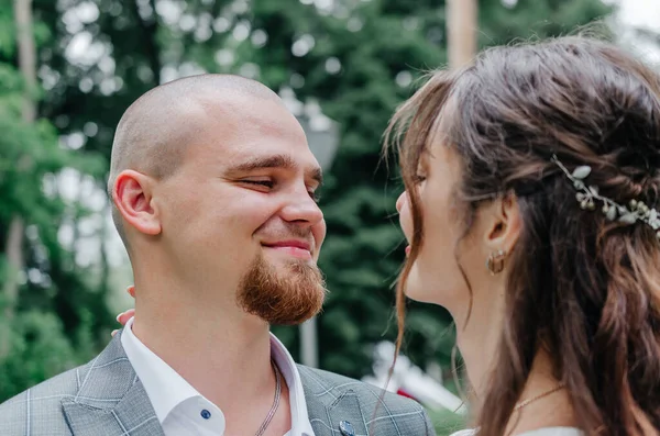 Gelinler gülümser ve birbirlerine aşıkken bakarlar.