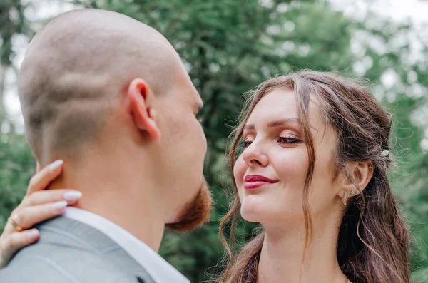 Gelinler gülümser ve birbirlerine aşıkken bakarlar.