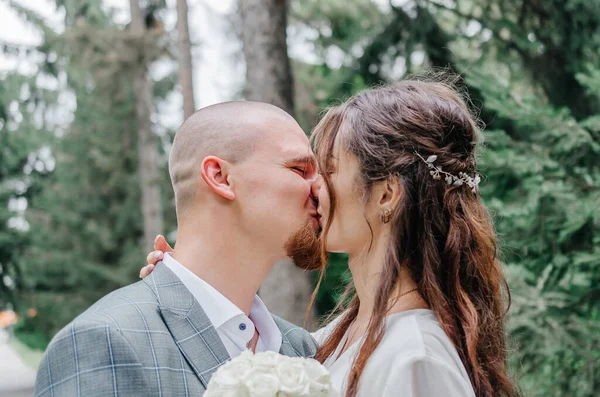 Gelin ve damadın öpücüğü