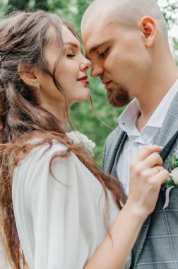 Gelinler birbirlerine aşkla bakar.