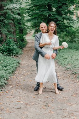 Gelin doğada dans ediyor