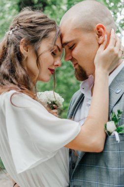 Gelinler birbirlerine aşkla bakar.