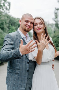 Gelinler parmaklarında alyans gösteriyor.