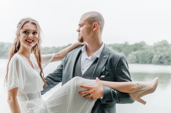 Der Bräutigam Hält Die Braut Bein — Stockfoto