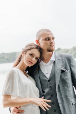 Gelinler el ele tutuşup nazikçe sarılırlar.