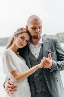 Gelinler el ele tutuşup nazikçe sarılırlar.