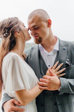 Gelinler el ele tutuşup nazikçe sarılırlar.