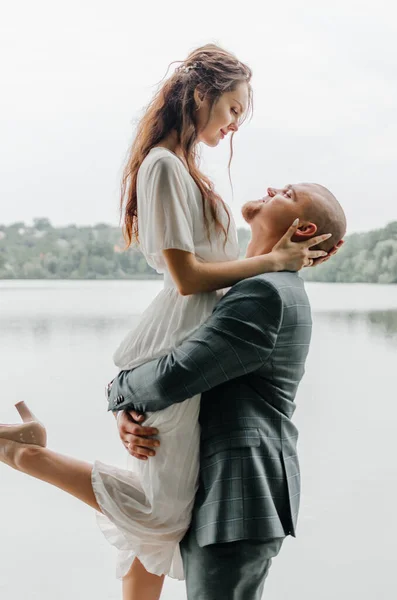 Novias Abrazándose Fondo Del Lago —  Fotos de Stock