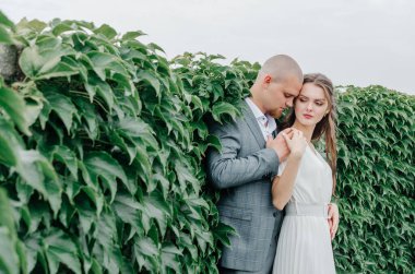 Gelinler yeşil yaprakların yanında sarılıyor