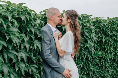 Gelinler yeşil yaprakların yanında sarılıyor