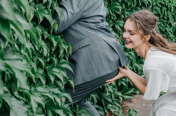 Las Novias Son Divertidas Fotografiadas Cerca Las Hojas Verdes —  Fotos de Stock