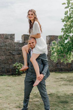 Damat gelini omuzlarında taşıyor.