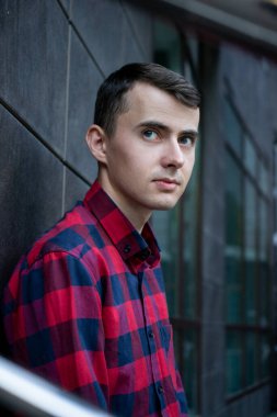Kırmızı kareli gömlekli adam.