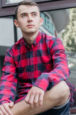 Kırmızı kareli gömlekli adam.