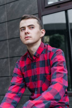 Kırmızı kareli gömlekli adam.