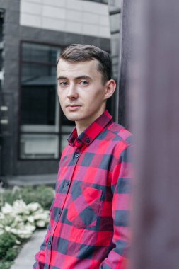 Kırmızı kareli gömlekli genç yakışıklı adam.