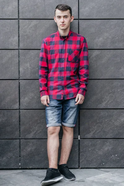 Kırmızı Kareli Gömlekli Genç Yakışıklı Adam — Stok fotoğraf