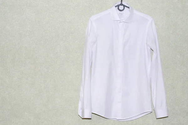 Белая Рубашка Стене — стоковое фото