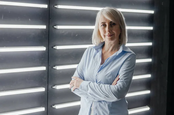 Woman Blue Shirt Wall Backlight — Stockfoto