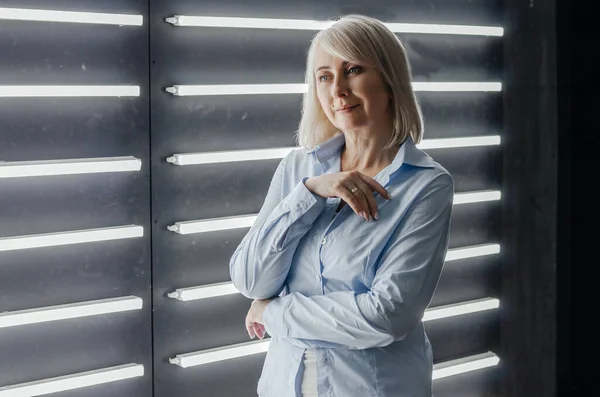 Woman Blue Shirt Wall Backlight — Stockfoto