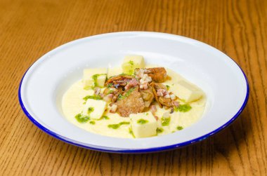 mashed potatoes with cheese and meat