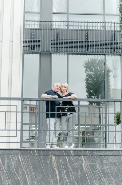 Man His Wife Black Shirts Hugging City — Foto de Stock