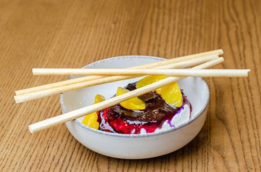 Ahududu soslu ve portakallı dondurma.