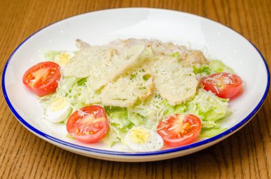 Krakerli salata ve tavuk.