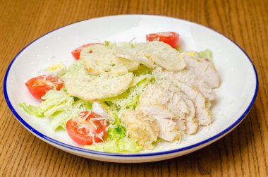 Krakerli salata ve tavuk.