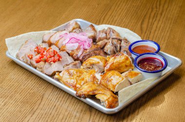 Soslu ve soğanlı çeşitli et.