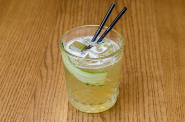 Salatalık ve buzlu kokteyl.