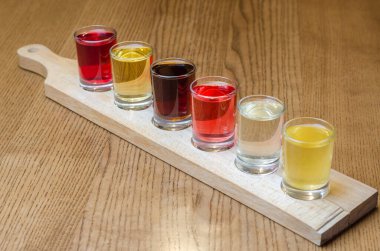 Tahtada alkollü içecekler var.