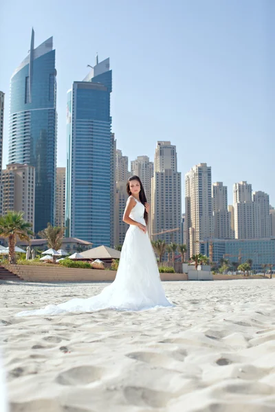 Bruid op strand — Stockfoto