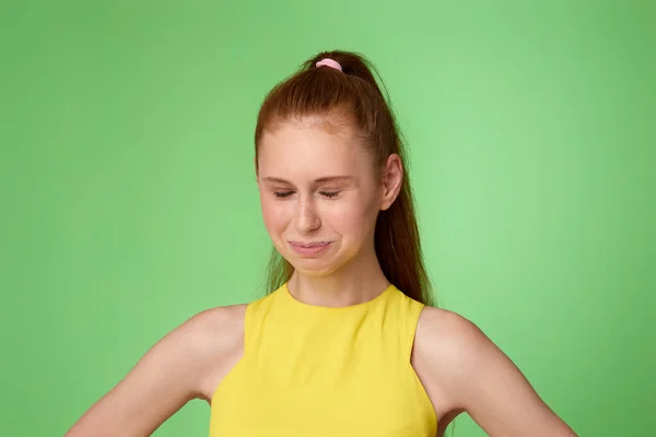 Triest tienermeisje op groene achtergrond. Menselijke emoties — Stockfoto
